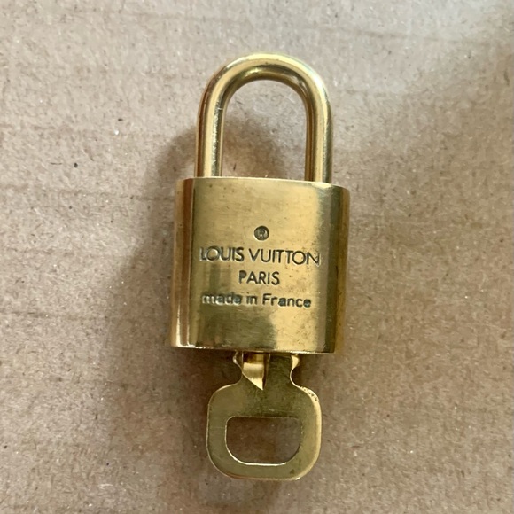 Louis Vuitton Lock and Key 304 - Picture 2 of 3